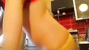 Жаркая бестия TuttiFrutti показывает свои груди