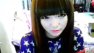 Молоденькая шлюшка Zyckitty трахает пизду страпоном