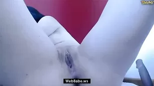 Брюнетка Candyhips ебет себя вибратаром