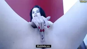 Брюнетка Candyhips ебет себя вибратаром