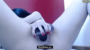 Брюнетка Candyhips ебет себя вибратаром