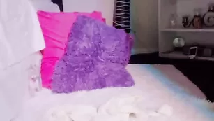 Толстая дама с тату Hollycute показывает сиси