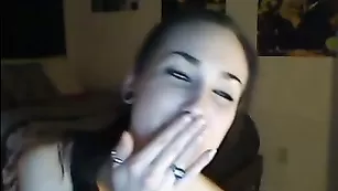 birdy показывает свое тело на камеру