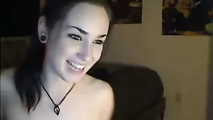 birdy показывает свое тело на камеру