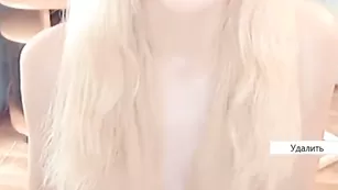 Julia28 с красивой грудью сладко дрочит