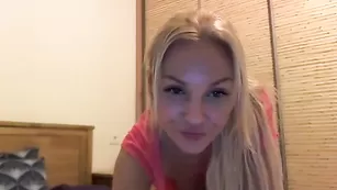 Обворожительная шваль Nikiblond трахается с двумя дилдо