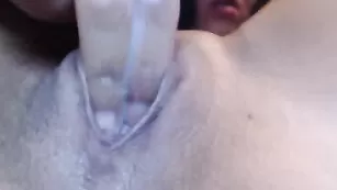 Похотливая дама Rebyblack06 засаживает три пальца в пизду