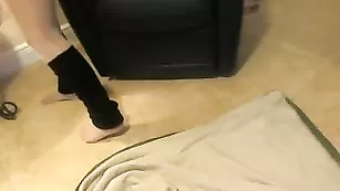 Пылкая блондинка xRubyx ласкает бритую пизду