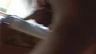 Соблазнительная чика Angelserena сует пальчики в розовую щелку