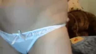 WART501 мусолит свои прелести через трусики