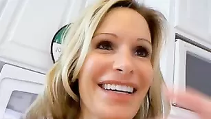 Солидная блонда MilfGoddess перепихивается с фаллосом