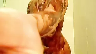 Развратная сука AmberCutie эротично моется в душе