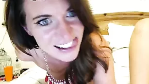 Блаженная брюнеточка NevAmore надрачивает щелки