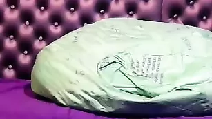 Худенькая краля Sweetlilian теребит пилотку фаллосом