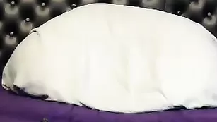 Худенькая краля Sweetlilian теребит пилотку фаллосом