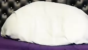 Худенькая краля Sweetlilian теребит пилотку фаллосом