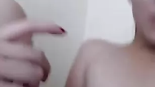 Восхитительные девки Heidikloss ласкает интимные места