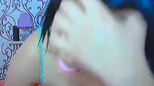 Сексуальная брюнеточка FoxyKitten нежно разминает свои прелести