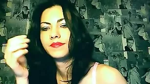 Ariana4xxx красивая мастурбация в чулках