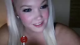 Нежная блондинка Nikkiliciouss хвастается пышным бюстом