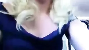 Смачная курва SweetEva дрочит руками оба отверстия