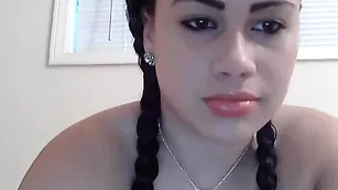 Великолепная дама Miraj_Rose показывает упругие булочки и татухи