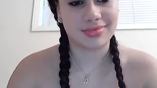 Великолепная дама Miraj_Rose показывает упругие булочки и татухи