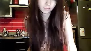 Сексапильная дама TuttiFrutti показывает тело