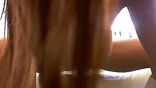 Грудастая куколка AlisOnFire смачно дрочит пизду