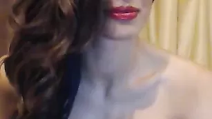 Грудастая красотка Trinitymonroe долбит свое влагалище