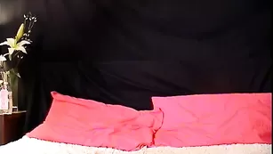 Девочка Axana с нереально возбуждающими формами мастурбирует