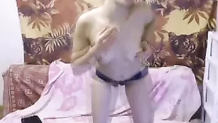 RozmarryX дрочит волосатую пизду и стонет