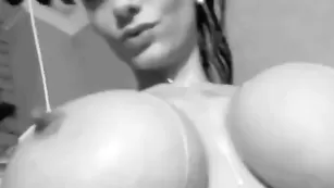 Грудастая кобыла Milamilanxxx моется в душе