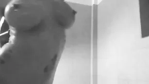 Грудастая кобыла Milamilanxxx моется в душе