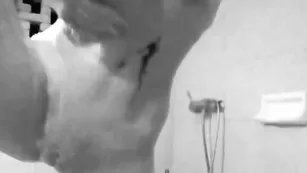Грудастая кобыла Milamilanxxx моется в душе
