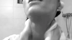 Грудастая кобыла Milamilanxxx моется в душе