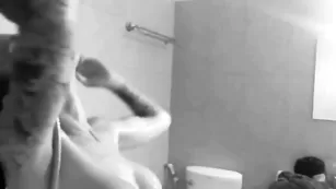 Грудастая кобыла Milamilanxxx моется в душе