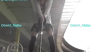 Зажигательная бабища Orient_Natsu мастурбирует в людном места