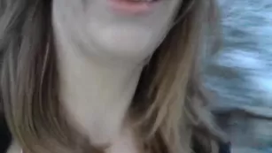 Лучезарная дама Biancaandhubby на свежем воздухе раздевается