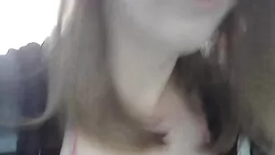 Лучезарная дама Biancaandhubby на свежем воздухе раздевается