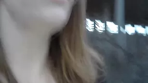 Лучезарная дама Biancaandhubby на свежем воздухе раздевается