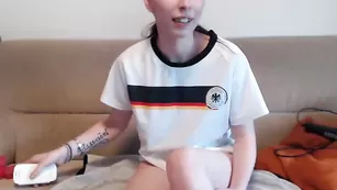 Худенькая сучка Sexysternchen трахает пизду вибратором