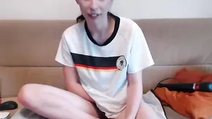 Худенькая сучка Sexysternchen трахает пизду вибратором