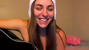 Молодая шалунья AwesomeKate ласкает бритую киску