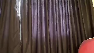 Курва с большими титьками Sweetcoofe мастурбирует клитор