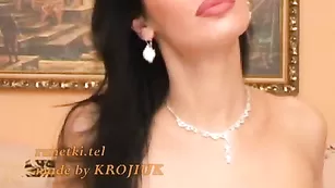 Умелая потаскушка nicolle обсасывает резиновый пенис