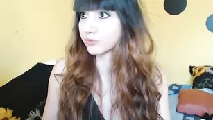 Симпатичная Jolieivy ласкает себя рукой