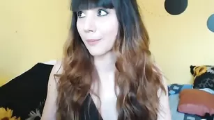 Симпатичная Jolieivy ласкает себя рукой