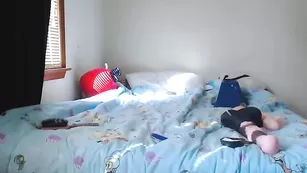 Прелестная баба Maryxxxjane дрочит секс игрушкой