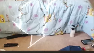 Прелестная баба Maryxxxjane дрочит секс игрушкой